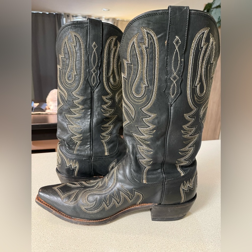 Lucchese men’s 8.5EE beautiful stitches on vamps and shafts